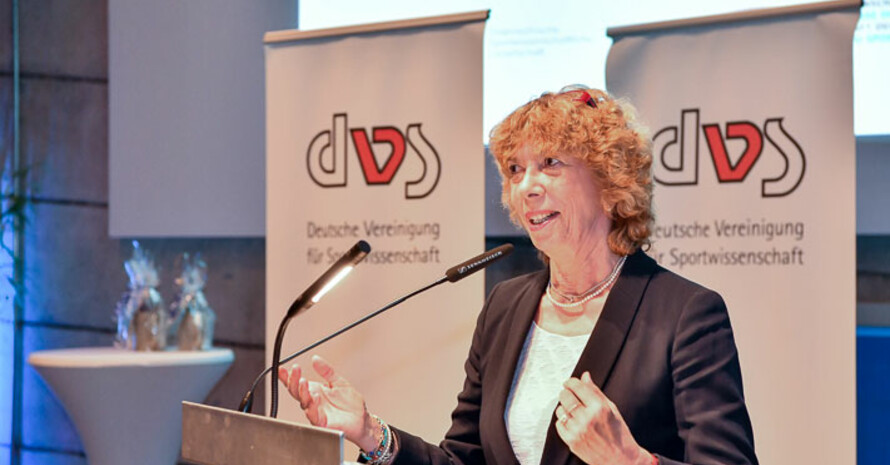 Prof. Gudrun Doll-Tepper wurde als erste Frau mit der Goldenen Ehrennadel der dvs ausgezeichnet. Foto: dvs/Astrid Eckert