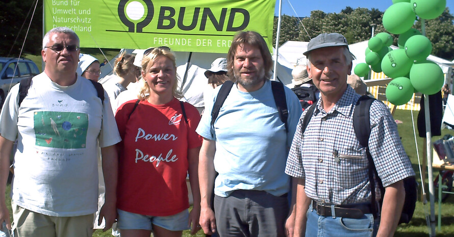 Die beiden Preisträger Armin Bürgel (r.) und Frank Uwe Schütz (2.v.r.) beim Wildkatzenlauf des BUND Waldeck Frankenberg                        Foto: BUND/privat