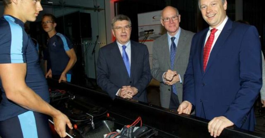 Übergaben den „Londonachter“ an die Schüler der Flatow Oberschule (v.l.): DOSB-Präsident Thomas Bach, Bundestagspräsident Norbert Lammert und DSGV-Präsident Georg Fahrenschon. Copyright: Camera 4/Eberhard Thonfeld