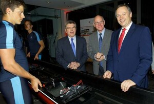 Übergaben den „Londonachter“ an die Schüler der Flatow Oberschule (v.l.): DOSB-Präsident Thomas Bach, Bundestagspräsident Norbert Lammert und DSGV-Präsident Georg Fahrenschon. Copyright: Camera 4/Eberhard Thonfeld