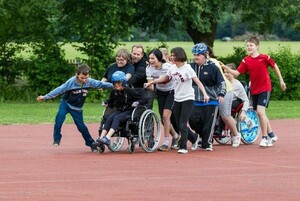 Menschen mit und ohne Behinderungen treiben gemeinsam Sport und haben viel Spaß dabei. Foto: Eugen Gebhardt