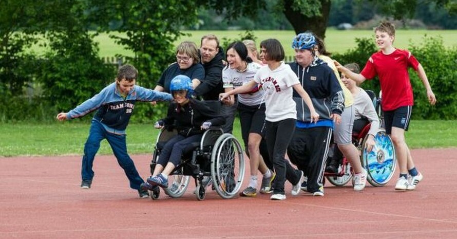 Menschen mit und ohne Behinderungen treiben gemeinsam Sport und haben viel Spaß dabei. Foto: Eugen Gebhardt