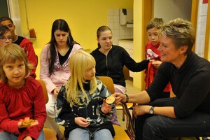 Kinder der Hans-Zulliger-Schule in Enkenbach-Alsenborn betrachten staunend die Goldmedaillen von Hannelore Brenner. Foto: Jochen Dick