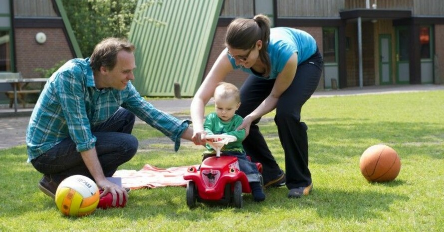 Der Familien-Wegweiser gibt unter anderem Informationen, Angebote und Tipps für das Leben mit Kindern. Foto: LSB NRW, Bowinkelmann.