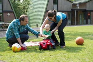 Der Familien-Wegweiser gibt unter anderem Informationen, Angebote und Tipps für das Leben mit Kindern. Foto: LSB NRW, Bowinkelmann.