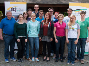 Juniorbotschafterinnen und -botschafter beim Erfahrungsaustausch in Nürnberg mit Prof. Gerhard Treutlein (l.). Foto: dsj
