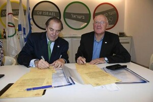 Stephan Abel (li.) und Gilad Lustig unterzeichnen das Partnerschaftsabkommen. Foto: NOC Israel