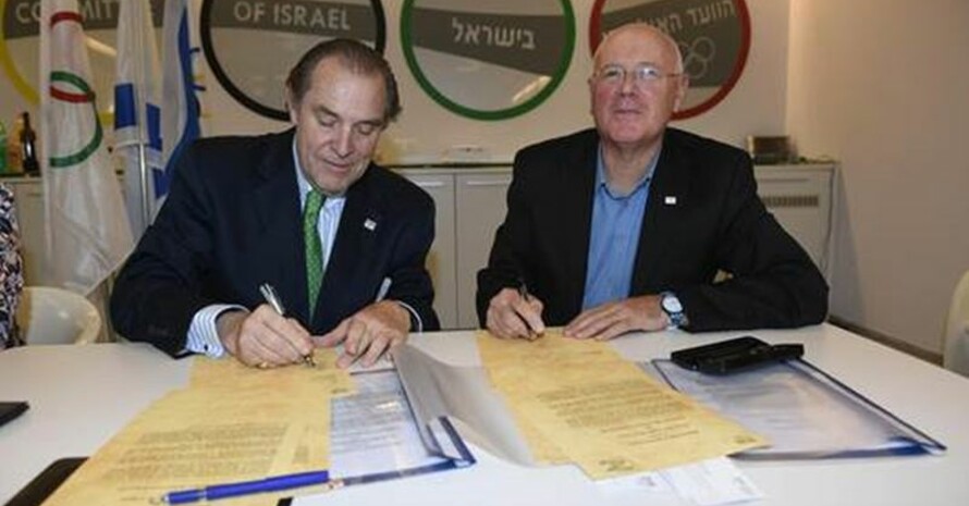 Stephan Abel (li.) und Gilad Lustig unterzeichnen das Partnerschaftsabkommen. Foto: NOC Israel