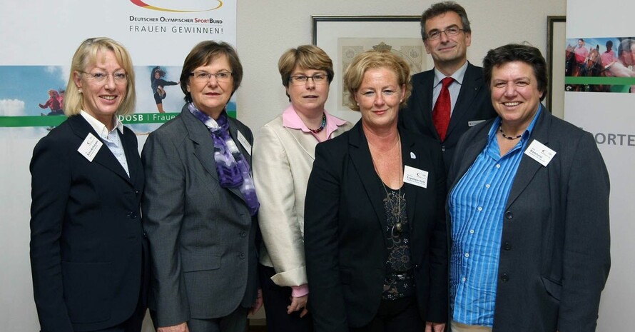 Vertreterinnen und Vertreter der Kooperations- und Aktionspartner der DOSB-Aktion in Köln (v.li.): Elfi Scho-Antwerpes, Bürgermeisterin der Stadt Köln, Ilse Ridder-Melchers, DOSB-Vizepräsidentin, Bärbel Dittrich, Vizepräsidentin des Landessportbundes NRW, Michaela Engelmeier-Heite, Vizepräsidentin des Deutschen Judo-Bundes, Dr. Klaus Tiedeken, Vorstandsmitglied der Kreissparkasse Köln, Staatssekretärin Marlis Bredehorst, Ministerium für Gesundheit, Emanzipation, Pflege und Alter des Landes NRW; Foto: Anke Vetter