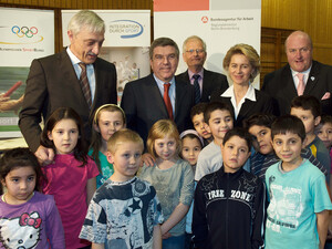 BA-Vorstand Heinrich Alt, DOSB-Präsident Thomas Bach, Berliner Sportjugend-Vorstand Heiner Brandi, Ministerin Ursula von der Leyen und dsj-Vorsitzender Ingo Weiss (v.l.) mit Kindern des Ersten Berliner Judo-Clubs. Foto: Thonfeld