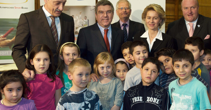 BA-Vorstand Heinrich Alt, DOSB-Präsident Thomas Bach, Berliner Sportjugend-Vorstand Heiner Brandi, Ministerin Ursula von der Leyen und dsj-Vorsitzender Ingo Weiss (v.l.) mit Kindern des Ersten Berliner Judo-Clubs. Foto: Thonfeld