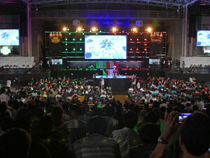 E-Games werden immer beliebter. Turniere werden in großen Hallen mit tausenden von Zuschauern ausgetragen. Foto: picture-alliance