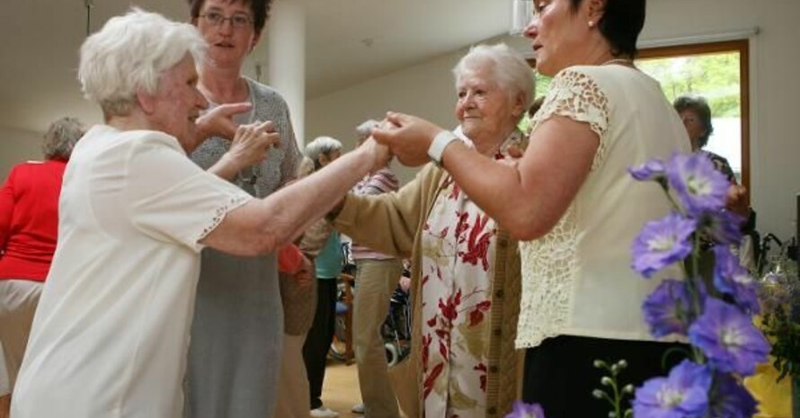 Pflegedienstmitarbeiterinnen des Seniorenheims St. Elisabeth in Potsdam tanzen mit Demenzkranken. Das Heim hat das Projekt ins Leben gerufen unter dem Motto: "Ein unvergessenes Lächeln". Foto: picture-alliance