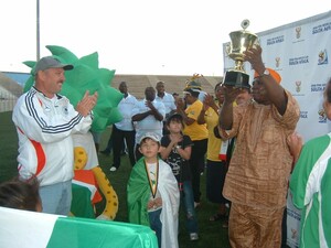 Uebergabe des Pokals durch Klaus Stärk an den Vertreter der Nigerianischen Botschaft. Foto: Stärk