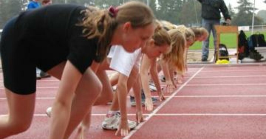 Schülerinnen beim Sprint-Start (Alle Fotos: LSB Mecklenburg-Vorpommern).