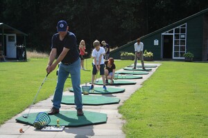 Familien testen den Golfsport. Foto: Petra Blume, Golfclub Husumer Bucht.