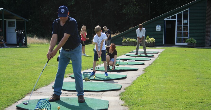 Familien testen den Golfsport. Foto: Petra Blume, Golfclub Husumer Bucht.