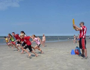 Laufen mit Zehnkämpfer Frank Busemann: Erstmals wird die Sportabzeichen-Tour 2010 außerhalb eines Stadions Station machen, am 17. August auf der ostfriesischen Nordseeinsel Langeoog. Foto: langeoognews.de