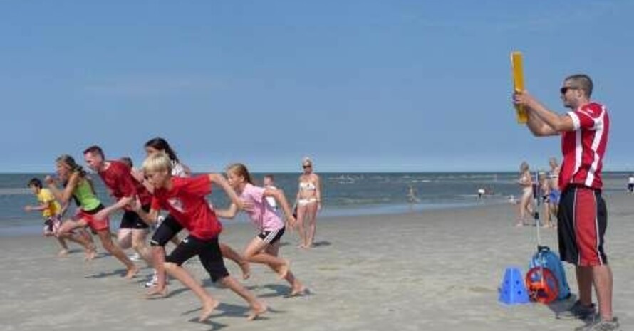 Laufen mit Zehnkämpfer Frank Busemann: Erstmals wird die Sportabzeichen-Tour 2010 außerhalb eines Stadions Station machen, am 17. August auf der ostfriesischen Nordseeinsel Langeoog. Foto: langeoognews.de