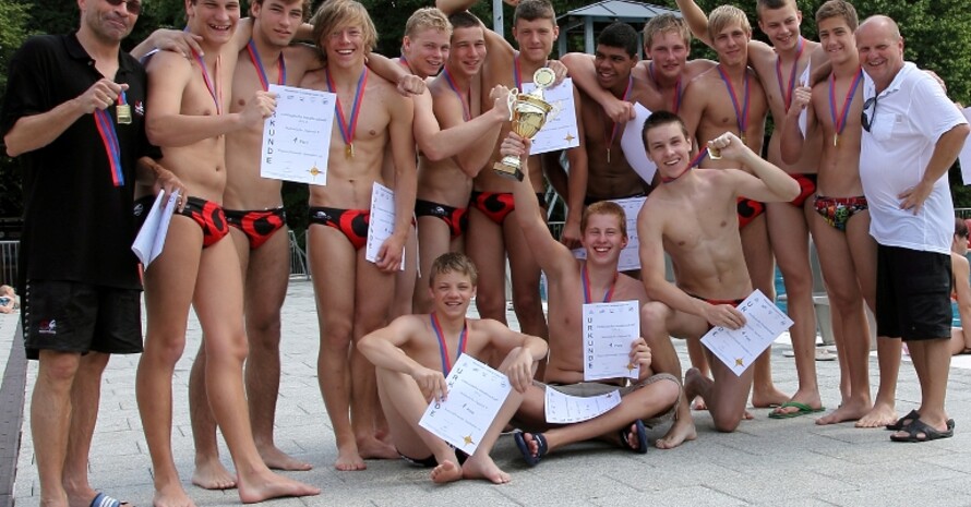 Große Freude - die B-Jugend der Wasserfreunde Spandau wird 2011 Ostdeutscher Wasserballmeister.