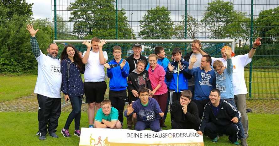 Prüfer Michael Stäbler (li.) stellt sich zum Gruppenbild mit den Mitgliedern der Abteilung Sport für Menschen mit Behinderung (SMB) der TSG Wilhelmsdorf.