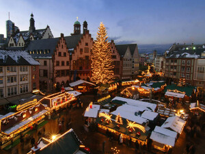 Im Frankfurter Römer vor der Kulisse des Weihnachtsmarktes treffen sich Delegierte aus 43 Ländern. Copyright: picture-alliance/dpa