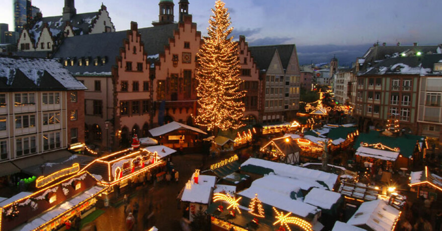 Im Frankfurter Römer vor der Kulisse des Weihnachtsmarktes treffen sich Delegierte aus 43 Ländern. Copyright: picture-alliance/dpa