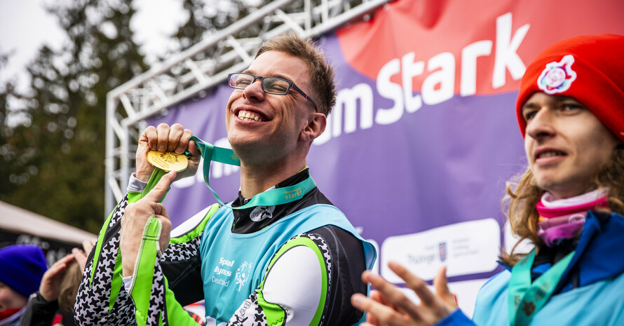 Ski Alpinist und Goldmedaillengewinner Philipp Kühnst aus Thüringen bei der Siegerehrung/ Foto: 
SOD / Sarah Rauch
