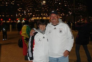 Langzeitexperte Klaus Stärk mit Gattin Doris vor dem Stadion in Johannesburg. Foto: privat