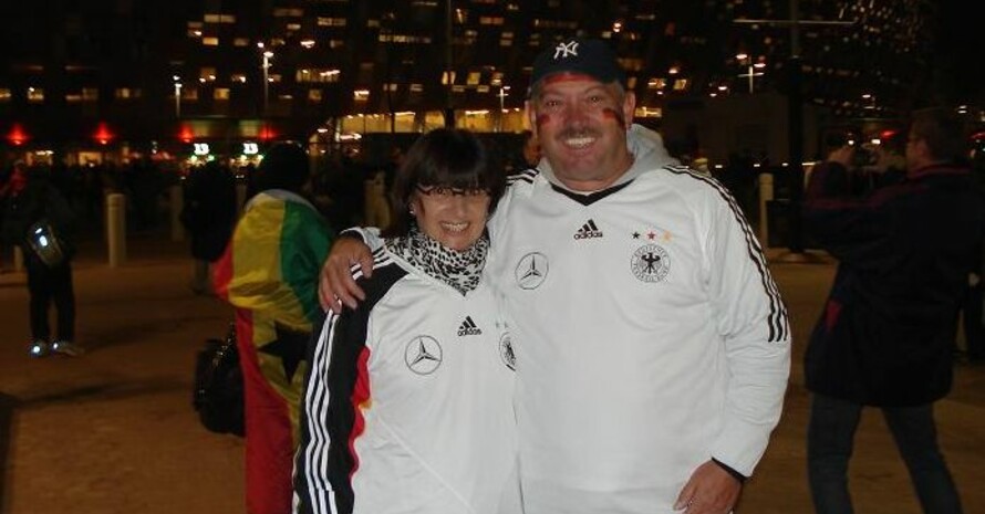 Langzeitexperte Klaus Stärk mit Gattin Doris vor dem Stadion in Johannesburg. Foto: privat