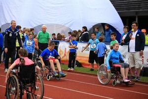 Kinder testen Rollstuhlfahren: Inklusion steht in Ravensburg im Fokus.