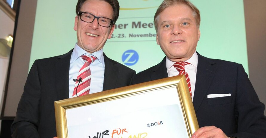 Ralph Brand, Vorstandsvorsitzender von Zurich (li.), und Axel Achten, Geschäftsführer der Deutschen Sportmarketing gaben in Bonn die Vertragsverlängerung bekannt. Foto: picture-alliance/Frank May