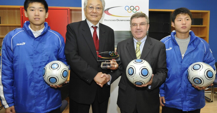 Auf Einladung von DOSB-Präsident Thomas Bach zu Gast beim DOSB: Prof. Ung Chang, IOC-Mitglied für Nordkorea, mit zwei Spielern der U16-Nationalmannschaft. Foto: Rüffer