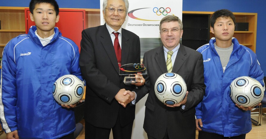 Auf Einladung von DOSB-Präsident Thomas Bach zu Gast beim DOSB: Prof. Ung Chang, IOC-Mitglied für Nordkorea, mit zwei Spielern der U16-Nationalmannschaft. Foto: Rüffer