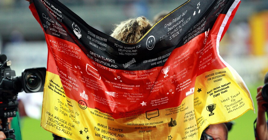 Grußbotschaften der Fans der deutschen Leichtathletik-Nationalmannschaft schmücken die deutsche Flagge; Foto: picture-alliance