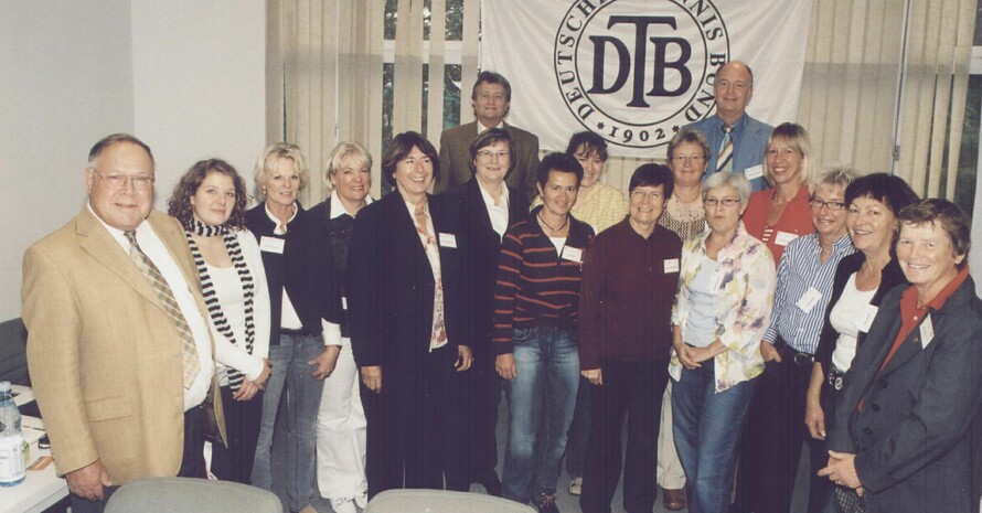 Gerhard Nölle, Präsident Niederrhein (links), Gabriele Leibbrand, Referentin Frauen im DTB (5.von links), Ilse Ridder-Melchers, Vizepräsidentin Frauen und Gleichstellung (6.von links)