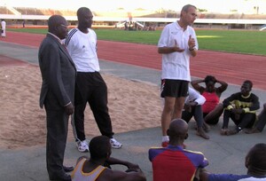 Achim Ecke erläutert den Trainern und Sportlehrern aus Togo die nächste Übungseinheit. Foto: privat