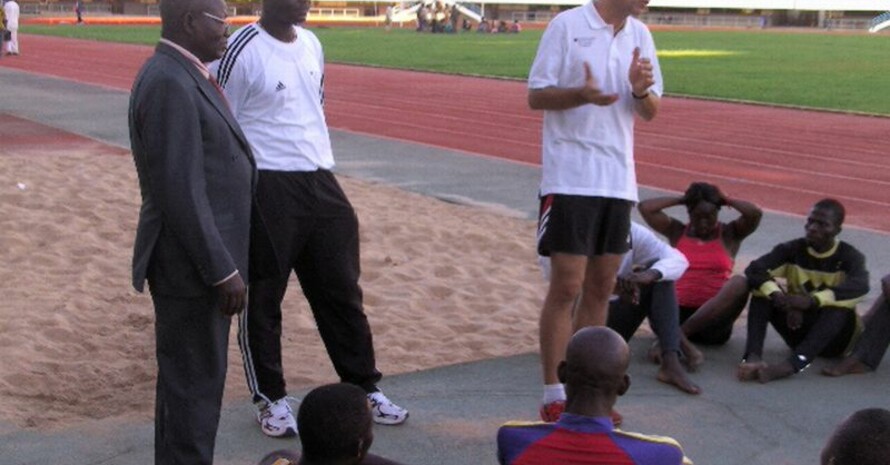 Achim Ecke erläutert den Trainern und Sportlehrern aus Togo die nächste Übungseinheit. Foto: privat