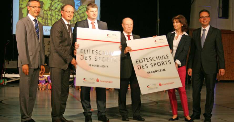 Dr. Martin Lenz (Schul- und Sportbürgermeister Karlsruhe), Andreas Stoch, Holger Reusch (Schulleiter des Ludwig-Frank-Gymnasiums Mannheim), Gerhard Diehl, Christa Thiel und Michael Reichert (v.l.) bei der Überreichung der Urkunde. Fotos: Otto-Hahn-Gymnasium Karlsruhe