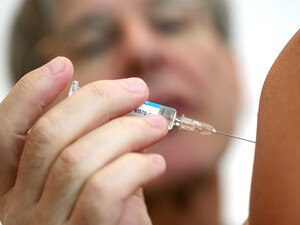 Rechtzeitige Impfungen können vor allen Dingen ältere Menschen schützen. Copyright: picture-alliance