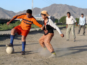 Strassenfußball wird in Afghanistan wieder öfter gespielt. Copyright: picture-alliance