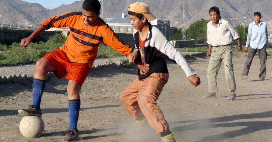 Strassenfußball wird in Afghanistan wieder öfter gespielt. Copyright: picture-alliance