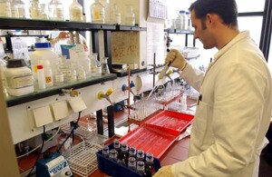 Im biochemischen Labor der Deutschen Sporthochschule in Köln werden Dopingproben auf verbotene Substanzen hin untersucht. Foto: picture-alliance
