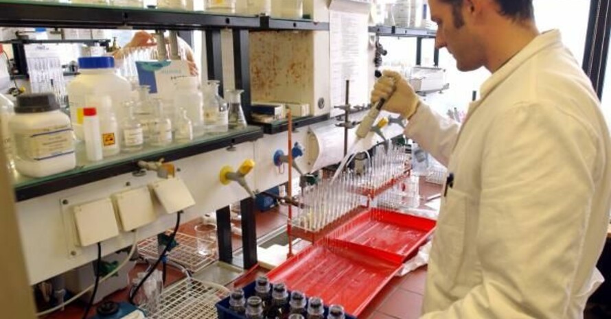Im biochemischen Labor der Deutschen Sporthochschule in Köln werden Dopingproben auf verbotene Substanzen hin untersucht. Foto: picture-alliance