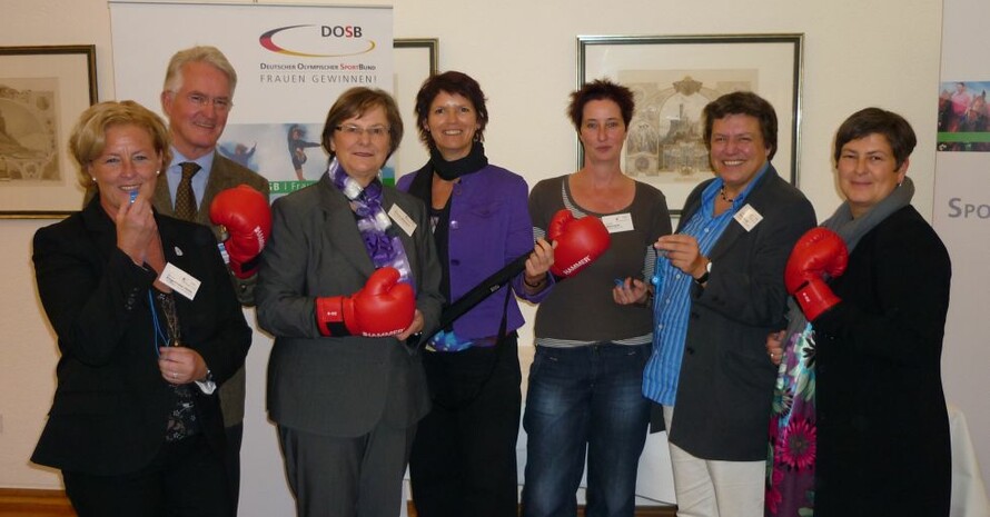 ...streitbar und schlagkräftig für eine wichtige Initiative (v.li.): Michaela Engelmeier-Heite, Vizepräsidentin des Deutschen Judo-Bundes, Jörg Beck, Weisser Ring NRW-Rheinland, Ilse Ridder-Melchers, DOSB-Vizepräsidentin, Luzia Kleene, Frauenberatungsstelle Düsseldorf, Christiane Stermann, Gewaltschutzzentrum Köln, Staatssekretärin Marlis Bredehorst, Ministerium für Gesundheit, Emanzipation, Pflege und Alter des Landes NRW, Roswitha Bocklage, Gleichstellungsstelle Wuppertal; Foto: Anke Vetter