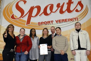 Die Intergrationsbotschafterin des DOSB, Ebru Shikh Ahmad (l.), mit allen Erst- und Zweitplatzierten im Wettbewerb "Sport verein(t)".