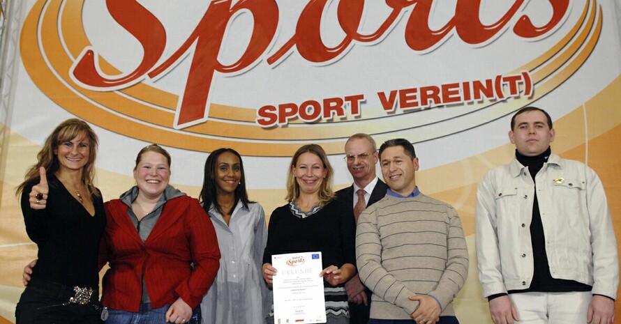 Die Intergrationsbotschafterin des DOSB, Ebru Shikh Ahmad (l.), mit allen Erst- und Zweitplatzierten im Wettbewerb "Sport verein(t)".