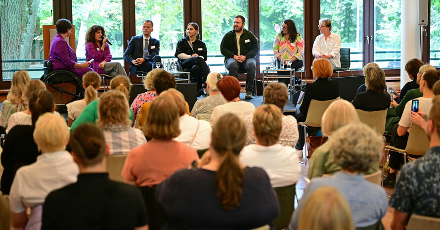 Podiumsdiskussion "Doorkeeper Sport? Zugänge und Wege von FLINTA* in den Sport". Foto: DOSB/ Witters