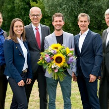 Das Siegerbild mit Stipendiat Christian Knoll (3.v.r.) nach der Übergabe des DOSB-Stipendiums. Foto: DOSB