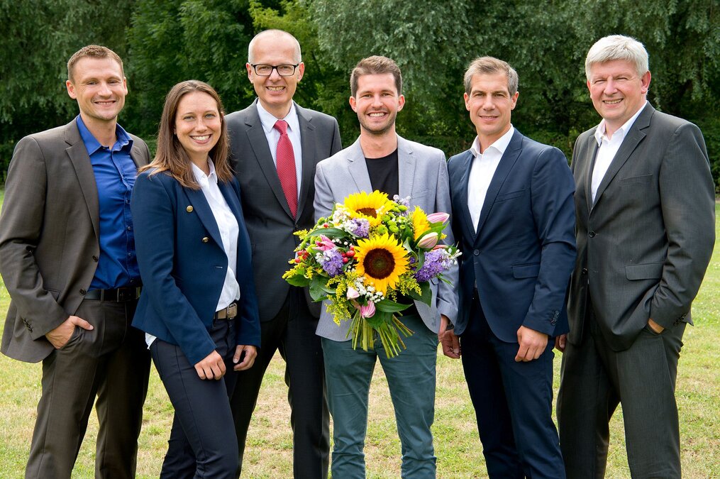Das Siegerbild mit Stipendiat Christian Knoll (3.v.r.) nach der Übergabe des DOSB-Stipendiums. Foto: DOSB Das Siegerbild mit Stipendiat Christian Knoll (3.v.r.) nach der Übergabe des DOSB-Stipendiums. Foto: DOSB